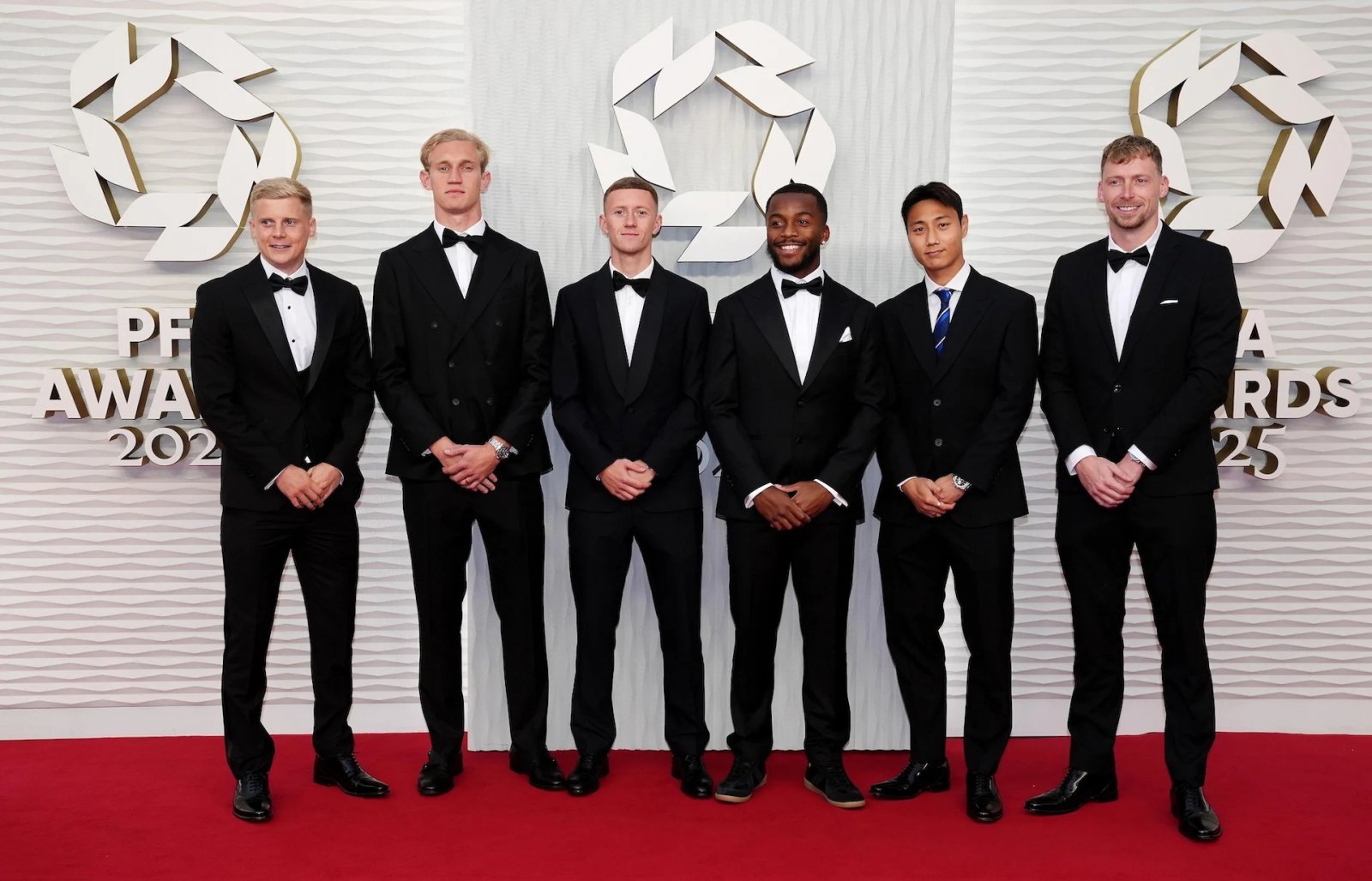 PFA 20일(한국시간) 2024~2025시즌 잉글랜드 리그1 올해의 팀을 선정했다. 올해의 팀 11인 중 대부분의 선수는 버밍엄 선수들로 채워졌다. 백승호(오른쪽 2번째)는 미드필더 부문에 선정돼 지난 시즌 활약을 인정받았다. 사진출처|PFA 홈페이지