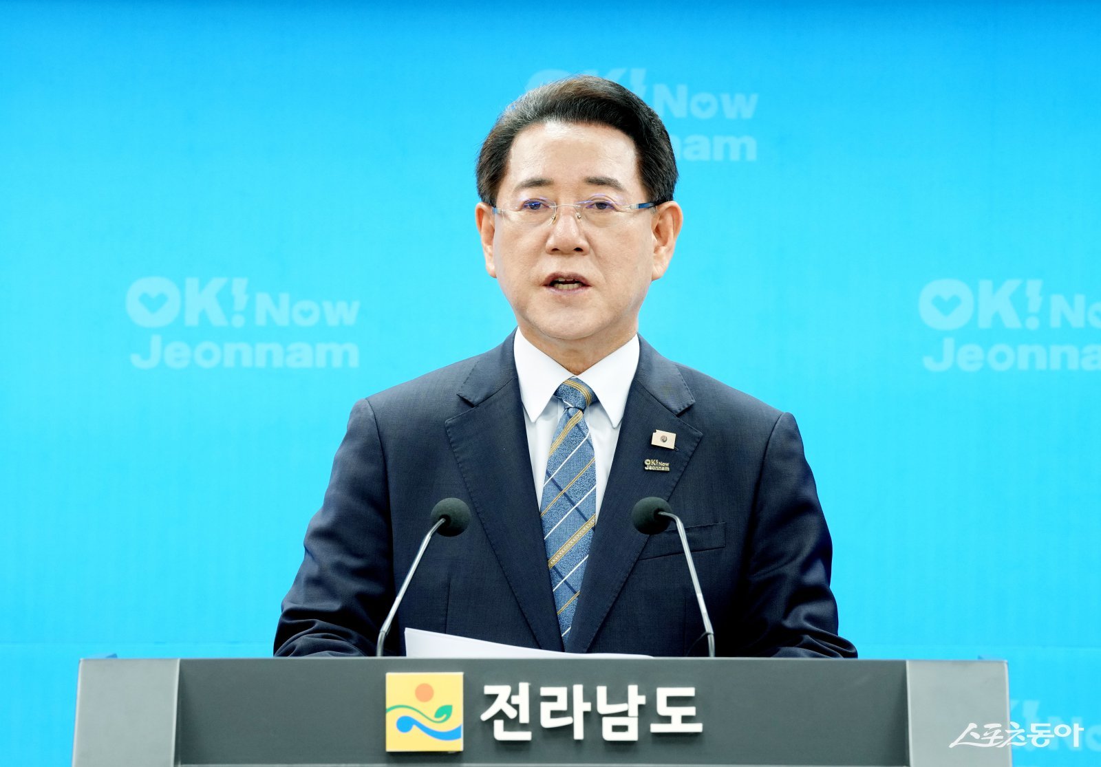 김영록 전라남도지사가 지난 19일 오후 도청 브리핑룸에서 “정부가 대한민국 석유화학산업의 중심지인 여수시를 ‘고용위기 선제대응지역’으로 지정한 것을 온 도민과 함께 환영한다”고 밝히고 있다. 사진제공=전남도