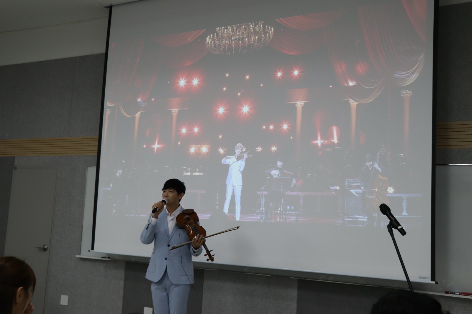 다산콜재단 직원들을 위한 공연에 앞서 마이크를 잡고 멘트를 하고 있는 KoN