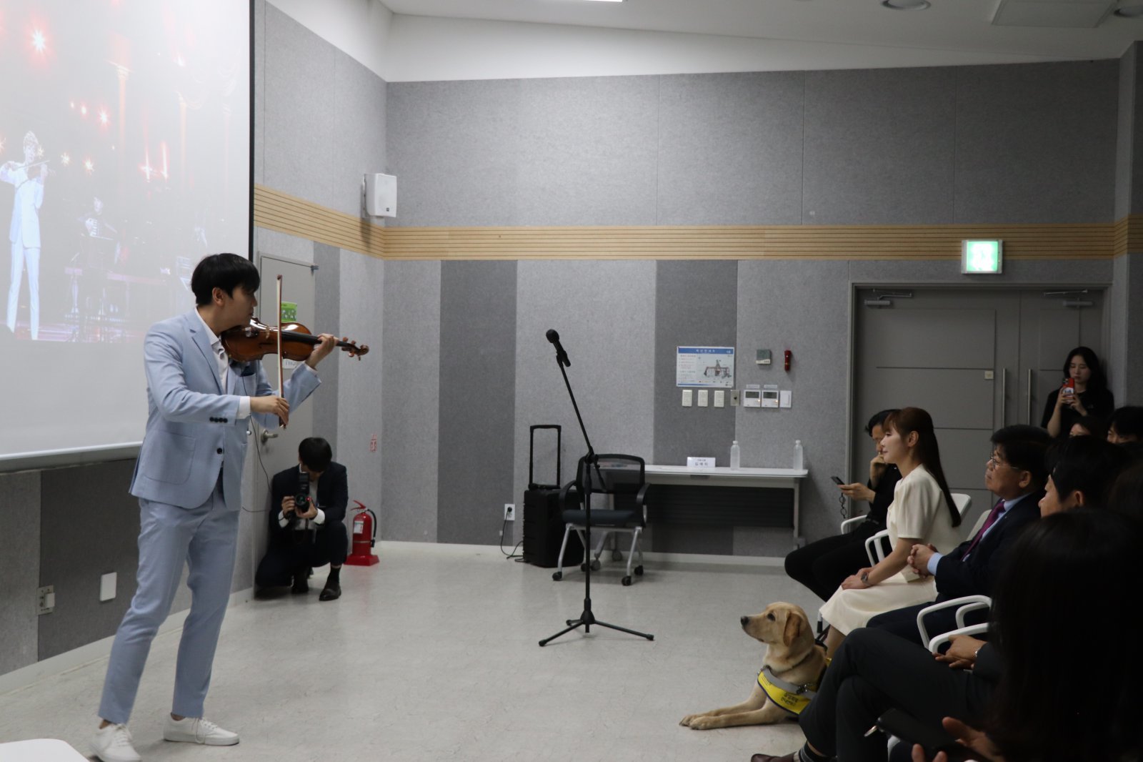 김예지 의원과 직원들 앞에서 연주하고 있는 KoN