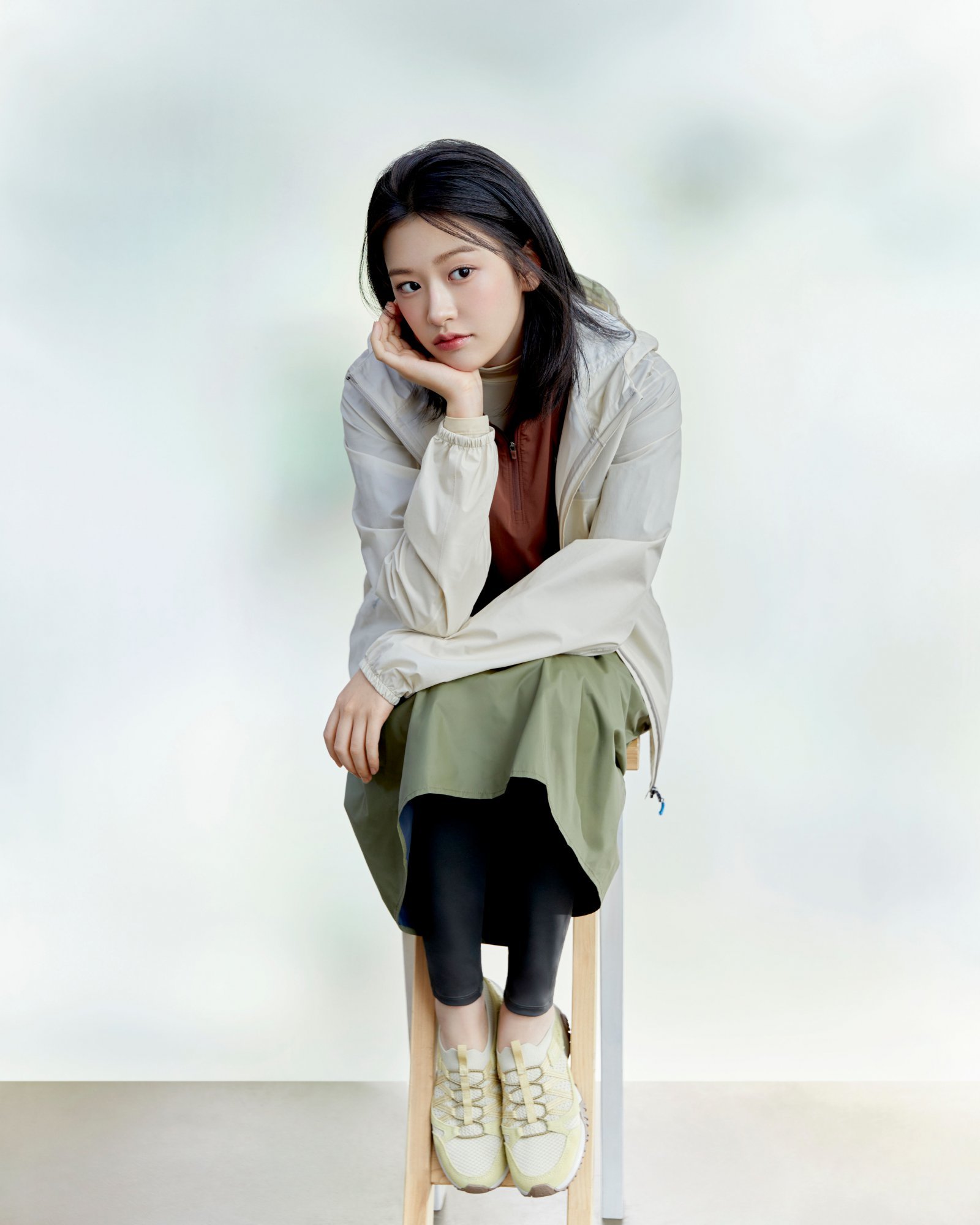 네파 ‘클라라 하이킹’ 라이트 옐로우 컬러를 신은 모델 안유진. 사진제공 | 네파