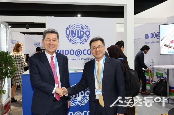 지난해 11월 아제르바이잔 바쿠에서 개최된 ‘제29차 유엔기후변화협약 당사국총회(COP29)’ 참석해 포항을 유니도에 소개하고 있는 모습. (좌)이강덕 포항시장, (우)츠용 조우 유니도 부국장. 사진제공ㅣ포항시