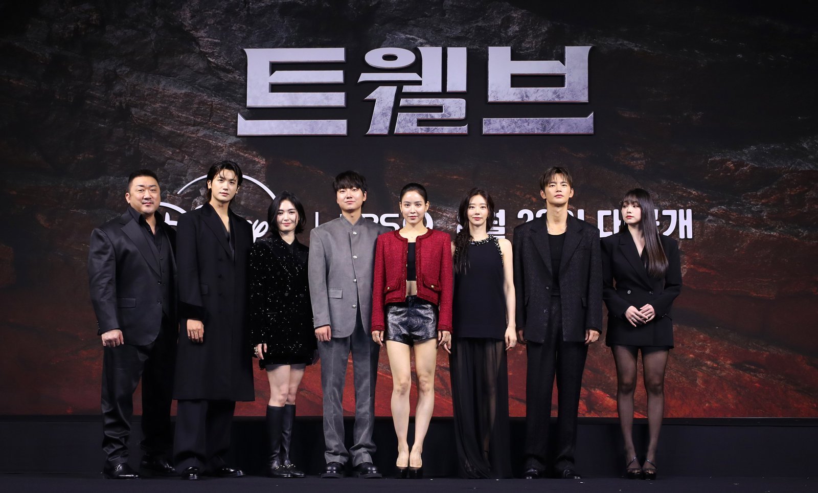 [서울=뉴시스] 김혜진 기자 = 배우 마동석(왼쪽부터), 박형식, 레지나 레이, 성유빈, 안지혜, 이주빈, 서인국, 강미나가 20일 오전 서울 중구 앰버서더 서울 풀만 호텔에서 디즈니+ ‘트웰브’ 제작발표회에서 포즈를 취하고 있다. 2025.08.20. jini@newsis.com