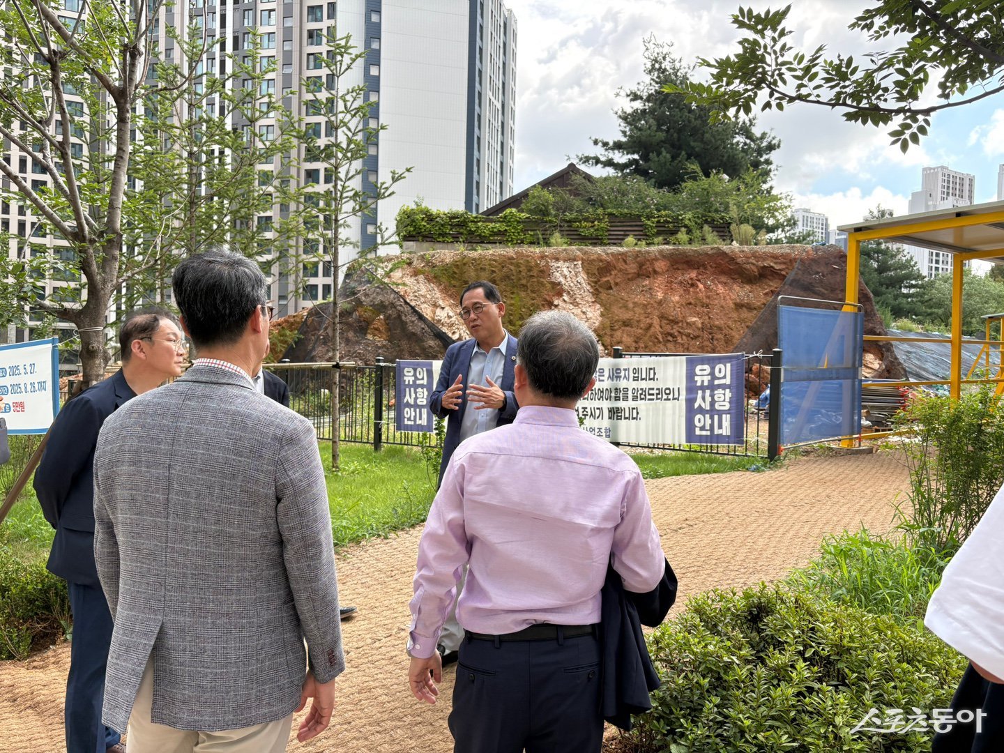 경기도의회 교육기획위원회 안광률 위원장(더불어민주당·시흥1)은 지난 19일 광명초등학교 공사로 인한 통학로 안전 문제 해결을 위해 현장 방문과 관계 기관 간담회를 진행했다. 사진제공|안광률 위원장