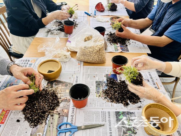 경주동궁원 식물아카데미 수강생들이 이론 강의와 실습을 하고 있다. 사진제공 ㅣ 경주시