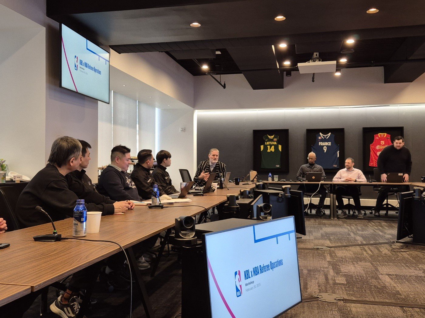 KBL이 NBA 심판 성장 및 훈련 부문 수석 부사장인 몬티 맥커친(왼쪽 위)을 초청해 26부터 29일까지 심판 교육 캠프를 진행한다. 사진제공|KBL