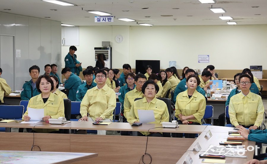 인천 남동구의회, 을지훈련 상황실을 찾아 훈련 진행 상황에 대한 보고를 받고 훈련 참가자들을 격려했다. 사진제공|인천 남동구의회