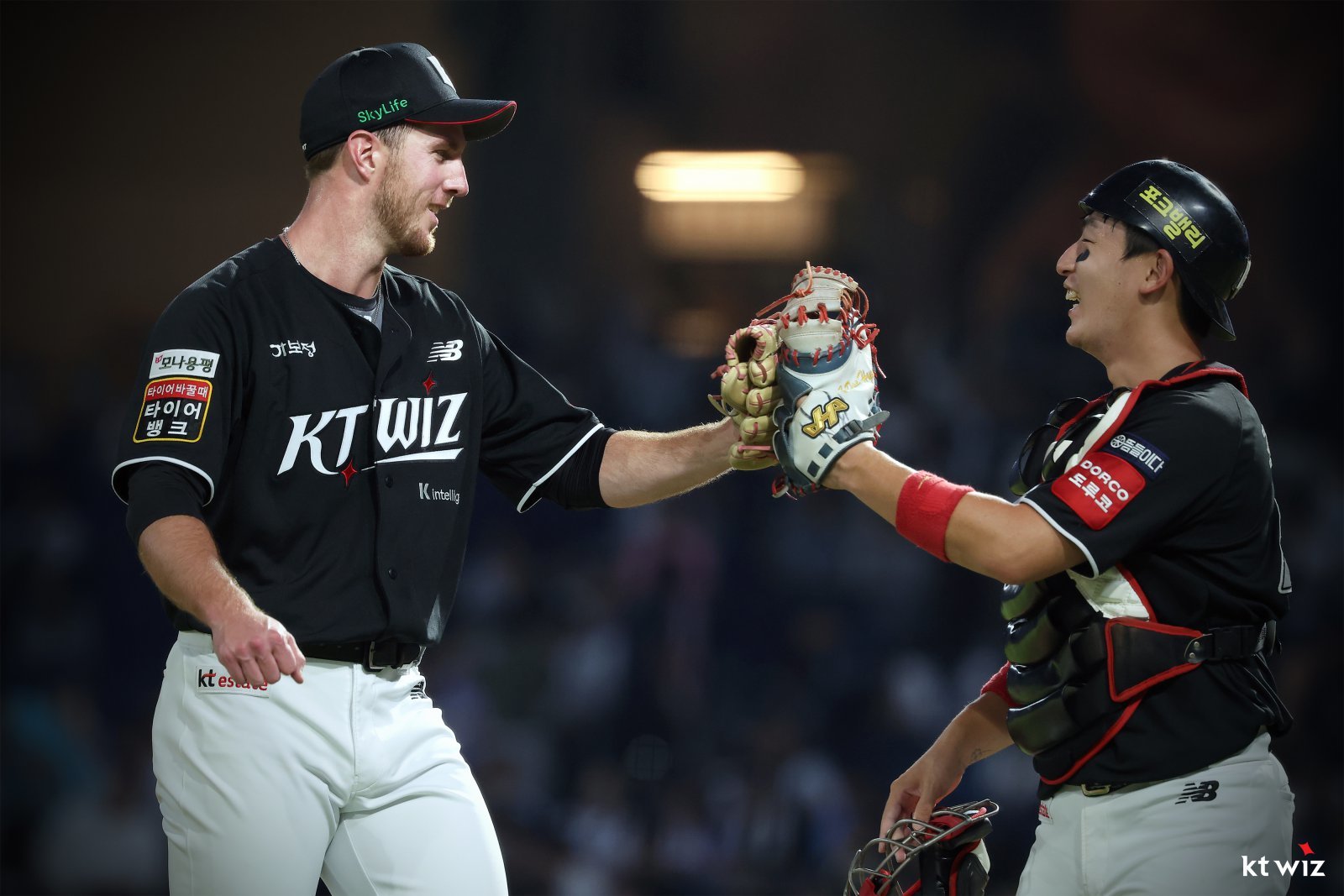 KT 패트릭(왼쪽)은 KBO리그 입성 이후 6경기에서 ERA 2.03으로 선발진에 힘을 보태고 있다. 이닝 소화 능력을 좀 더 높여야 한다. 사진제공｜KT 위즈