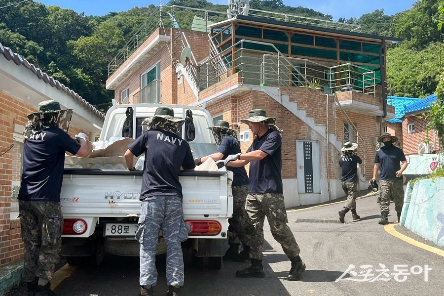 옹진군 자월면, 소이작도 단수에 따른 주민 생수 긴급 지원을 하고 있다. 사진제공|옹진군청