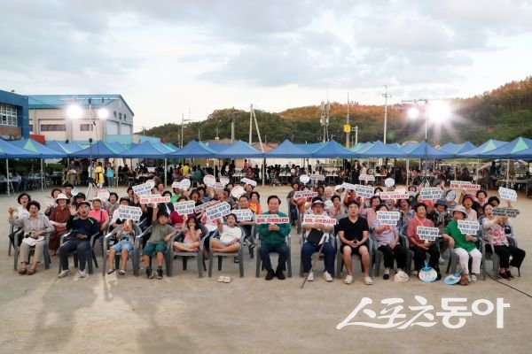 안동시가 19일 ‘산불피해지역 주민과 함께하는 찾아가는 문화공연’을 개최한 후 단체 기념촬영을 하고 있는 모습. 사진제공ㅣ안동시