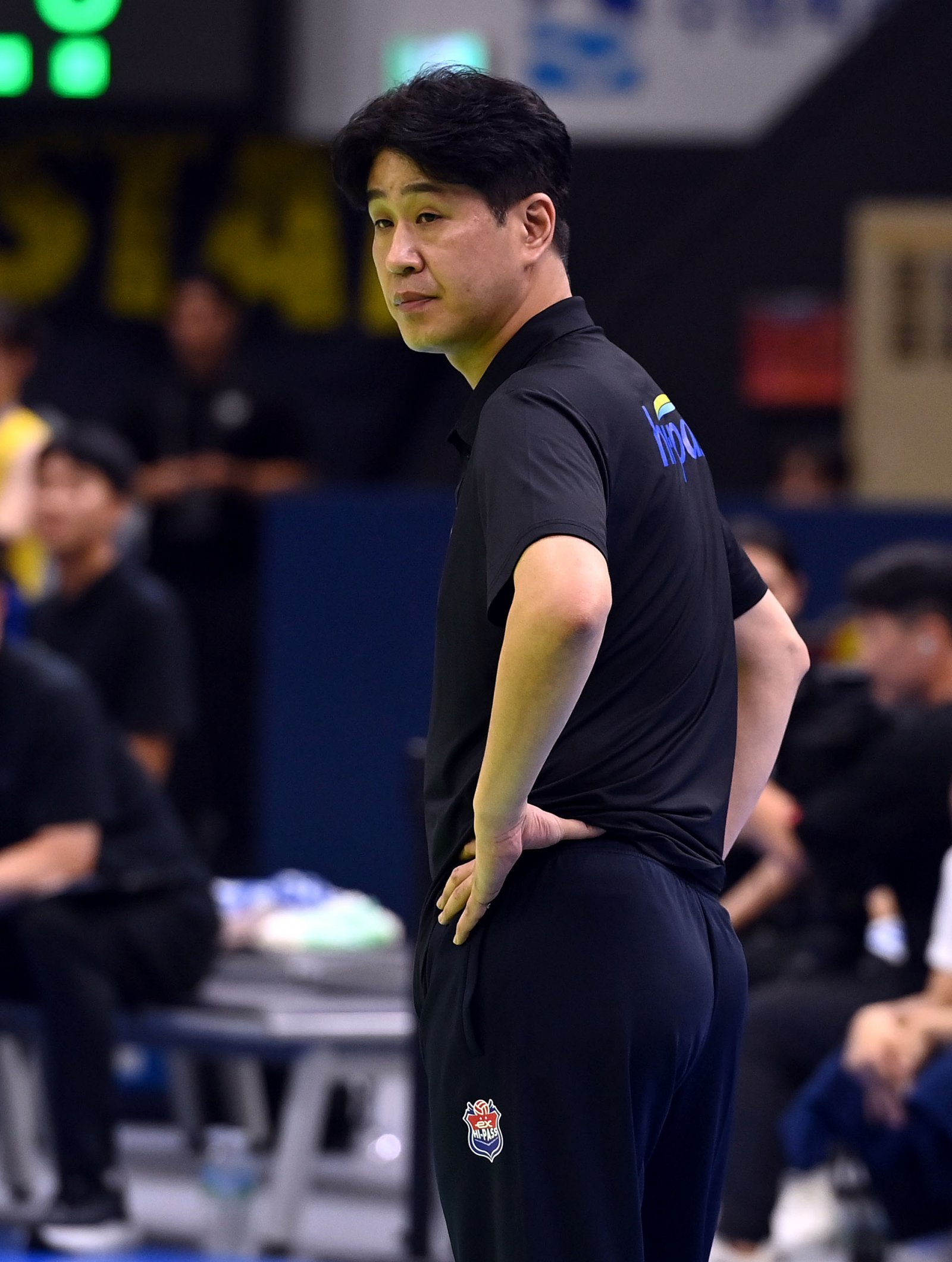 KOVO가 폭행 혐의를 받고 있는 김종민 한국도로공사 감독의 징계 여부를 보류했다. 20일 서울 상암동 KOVO 대회의실에서 상벌위원회를 열어 김 감독과 박종익 수석코치가 제출한 자료와 소명 내용을 검토했지만, 양측의 주장이 상반됐기 때문이다. 추후 사법기관의 조사 결과에 따라 상벌위를 다시 열 계획이다. 스포츠동아DB