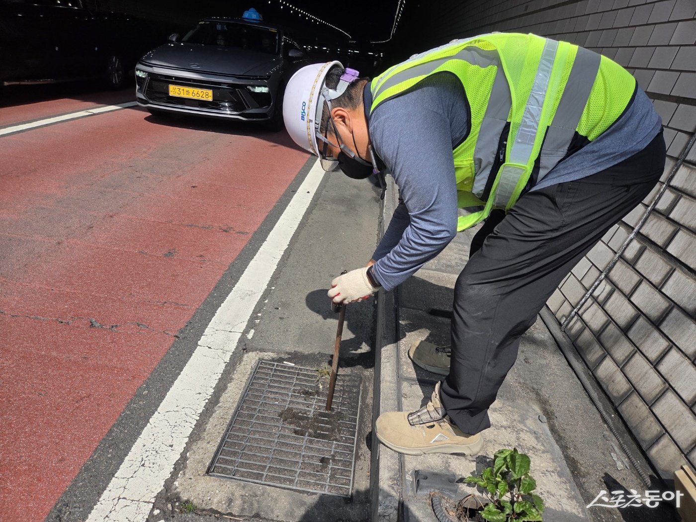 터널 배수시설 퇴적물 정비 장면 . (사진제공=부산시설공단)