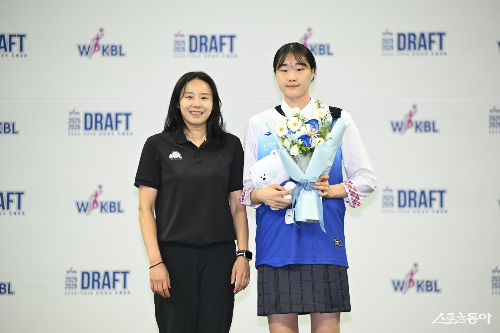 20일 부천체육관에서 열린 ‘2025-2026 WKBL 신인선수 드래프트’에서 전체 1순위로 신한은행에 지명된 이가현(오른쪽)이 최윤아 감독과 기념촬영을 하고 있다. 사진제공|WKBL