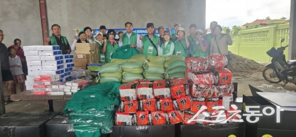 군위군 새마을회가 14일 캄보디아에서 봉사활동을 한 후 기념촬영을 하고 있는 모습. 사진제공ㅣ군위군