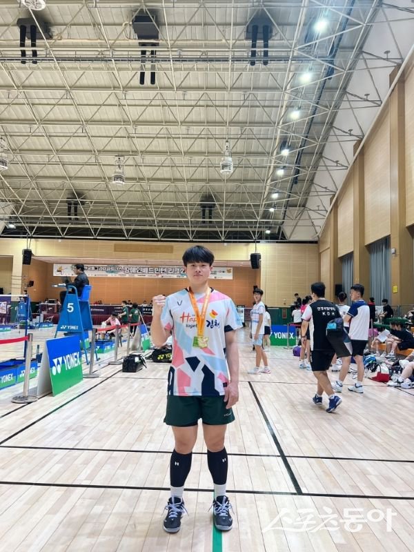 김천시청 배드민턴단의 윤종훈 선수가 지난 17일 ‘2025 한국동그라미파트너스 장애인배드민턴리그 2차전’ 남자단식 DB(농아인) 부문에서 기념촬영을 하고 있는 모습. 사진제공ㅣ김천시