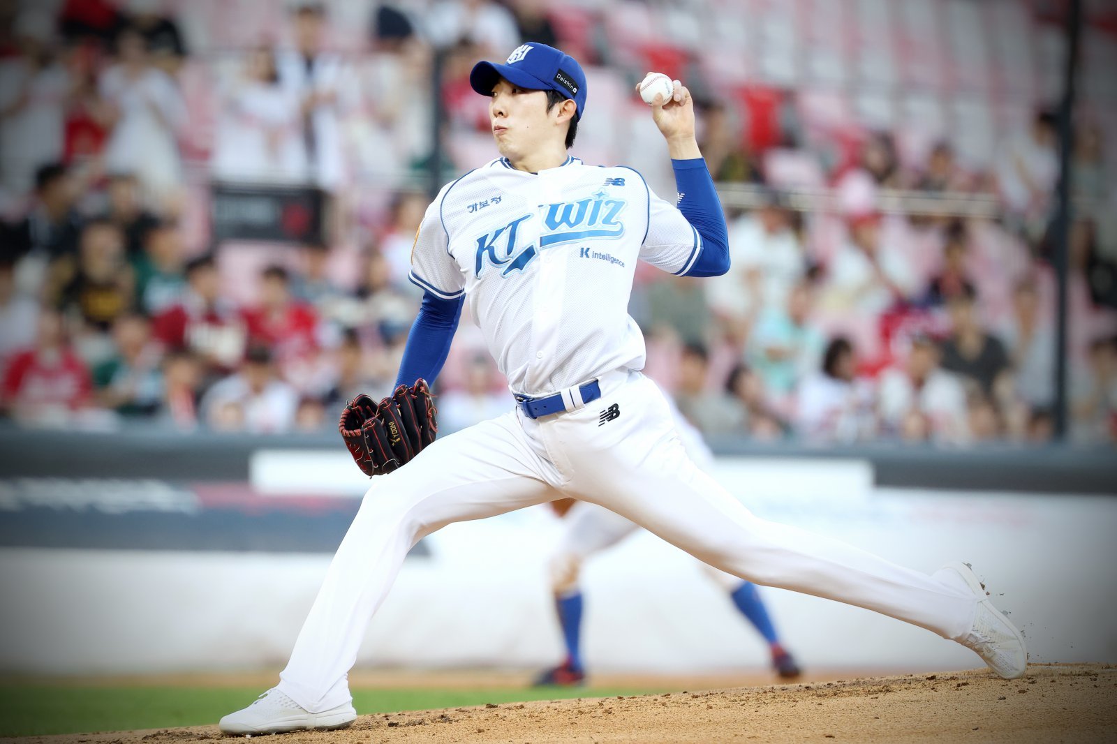 KT 오원석은 올 시즌 약점으로 드러난 도루 허용을 보완하기 위해 시즌 중 연일 구슬땀을 흘리고 있다. 일찌감치 10승 고지를 밟으며 선발투수로서 제 몫을 다 했지만, 그는 여전히 “규정 이닝이 목표”라며 더 높은 곳을 향해 달려가고 있다. 사진제공｜KT 위즈