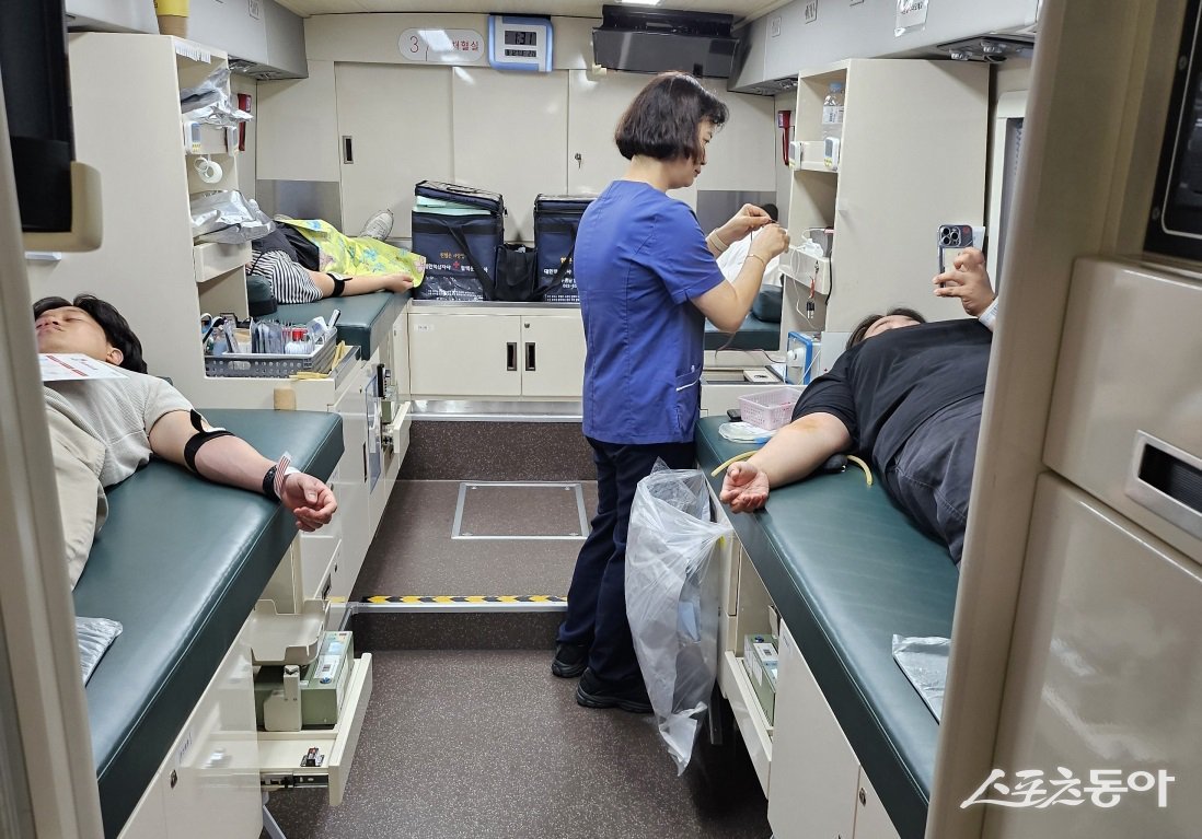 진도군이 최근 혈액 수급이 불안정한 여름철을 맞아 진도읍 철마광장에서 헌혈 행사를 진행했다. 사진제공=진도군