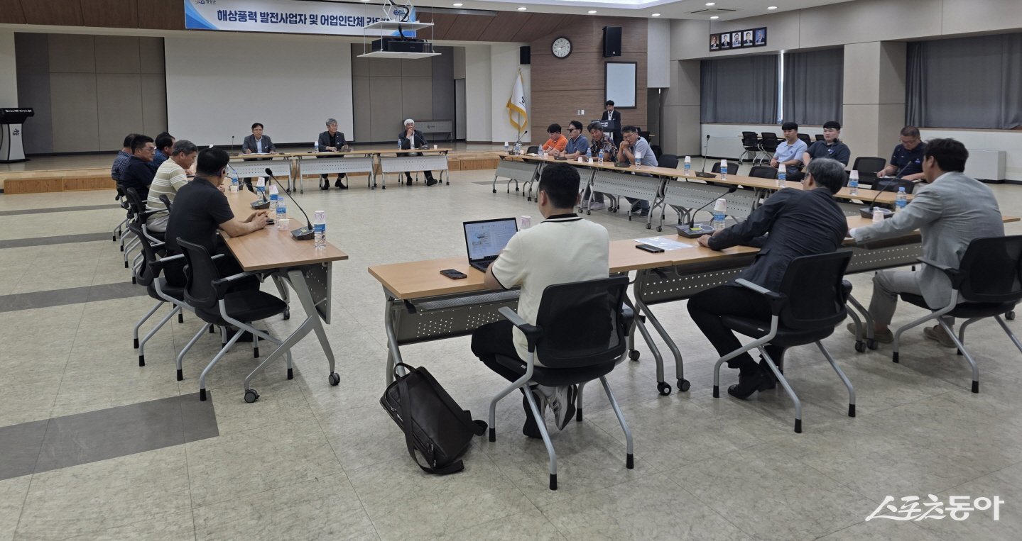 지난 19일 영광군청 본관 3층 대회의실에서 열린 안마해상풍력 발전사업 관련 어업인단체 및 발전사업자 간담회. 사진제공=영광군