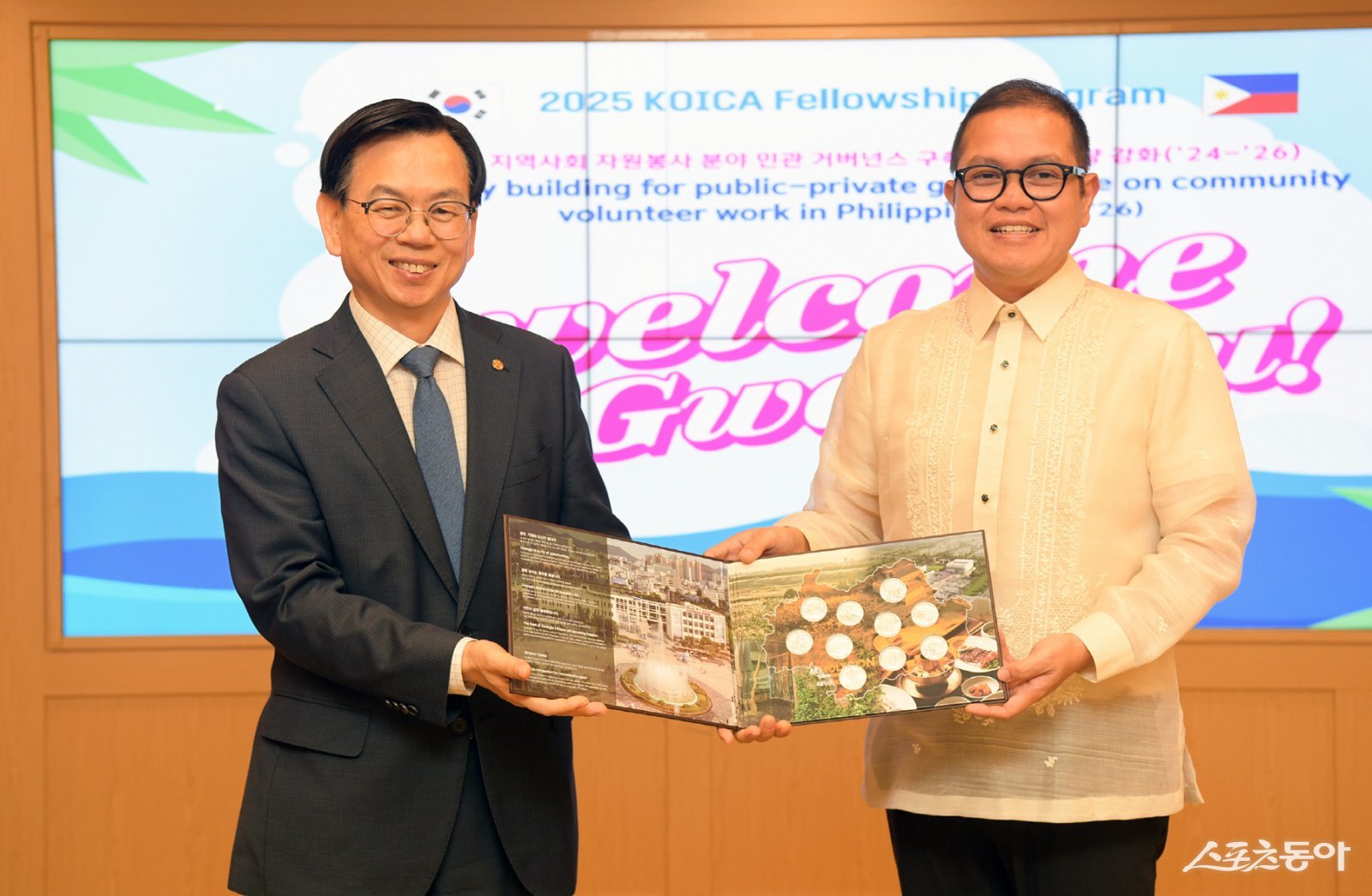 고광완 광주광역시 행정부시장이 20일 오후 시청 비즈니스룸에서 호세 엔리케 미라플로레스 아클란주지사를 비롯한 필리핀 공무원단을 만나 양도시간 교류 협력방안을 논의한 후 기념촬영을 하고 있다.  사진제공=광주광역시