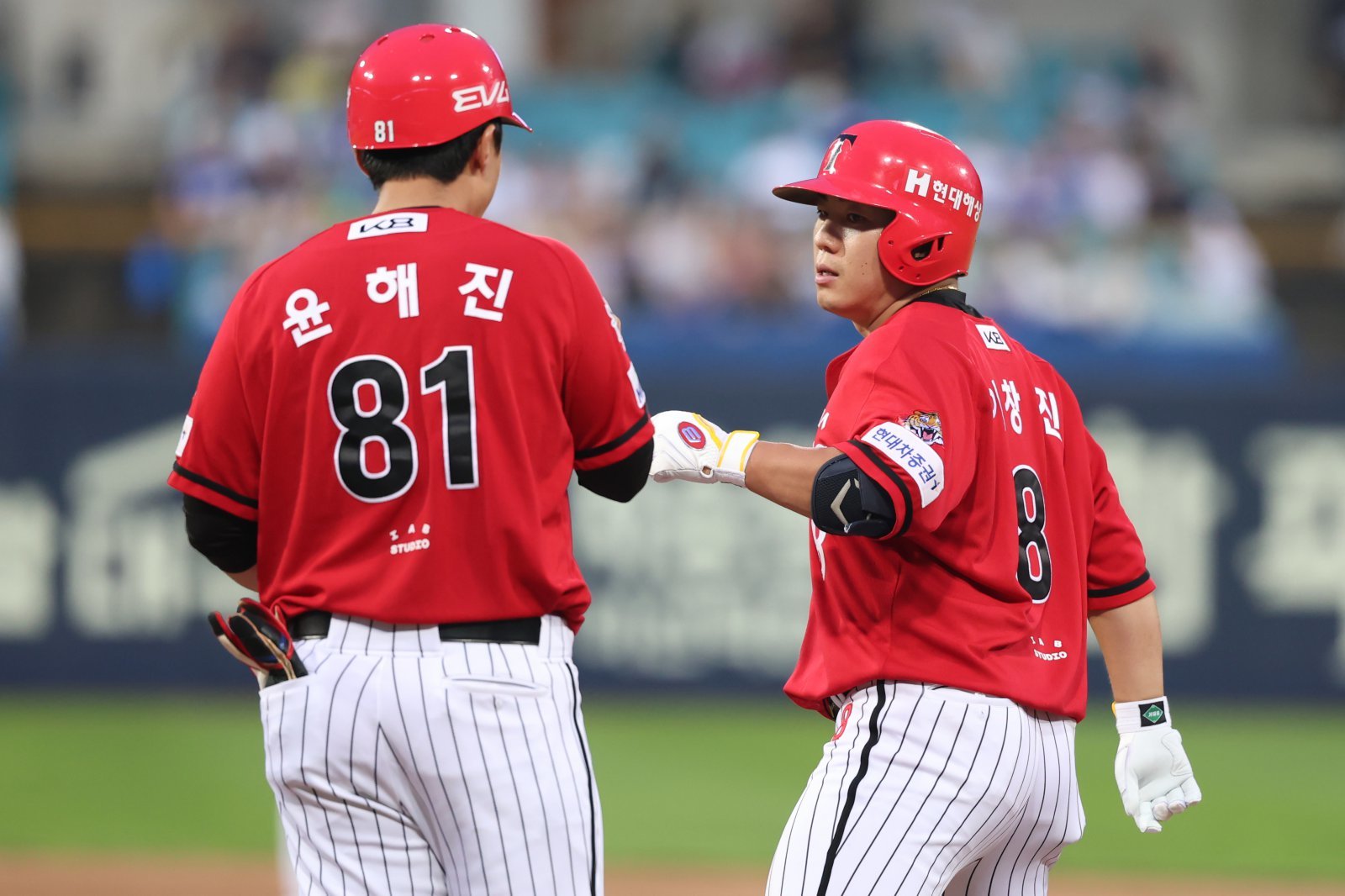 KIA 이창진(오른쪽)은 19일 광주 키움전에서 9회초 수비 도중 왼쪽 정강이를 다쳤다. 그는 20일 병원검진 결과 왼쪽 발목 인대 손상 진단을 받았다. 2주 뒤 병원 재검진에 나설 계획이다. 사진제공|KIA 타이거즈