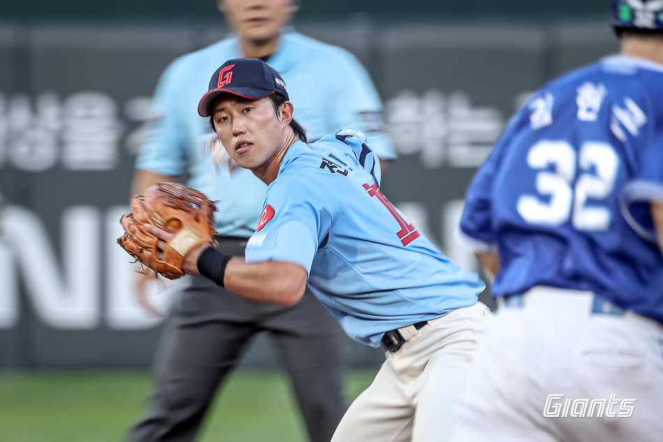 롯데 전민재는 20일 잠실 LG와 원정경기를 앞두고 옆구리 통증으로 병원 검진을 받는다. 선발명단에 이름 올렸던 그는 급하게 교체됐다. 사진제공｜롯데 자이언츠