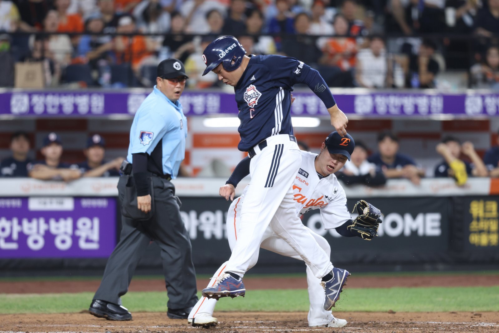 두산 양의지(가운데)가 20일 대전 한화전에서 3회초 상대 폭투 때 과감한 주루로 태그를 피해 홈을 밟고 있다. 최초 아웃 판정을 받았지만, 비디오판독 끝에 세이프로 번복됐다. 사진제공｜두산 베어스