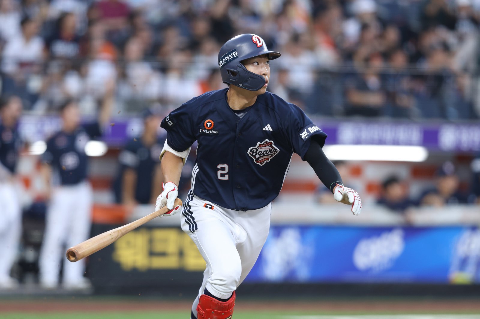 두산 김민석이 20일 대전 한화전에서 결승타 포함 4타수 2안타 3타점의 맹타를 휘두르며 팀의 13-7 승리를 이끌었다. 김민석이 2회초 2타점 2루타를 쳐낸 뒤 타구를 응시하고 있다. 사진제공｜두산 베어스