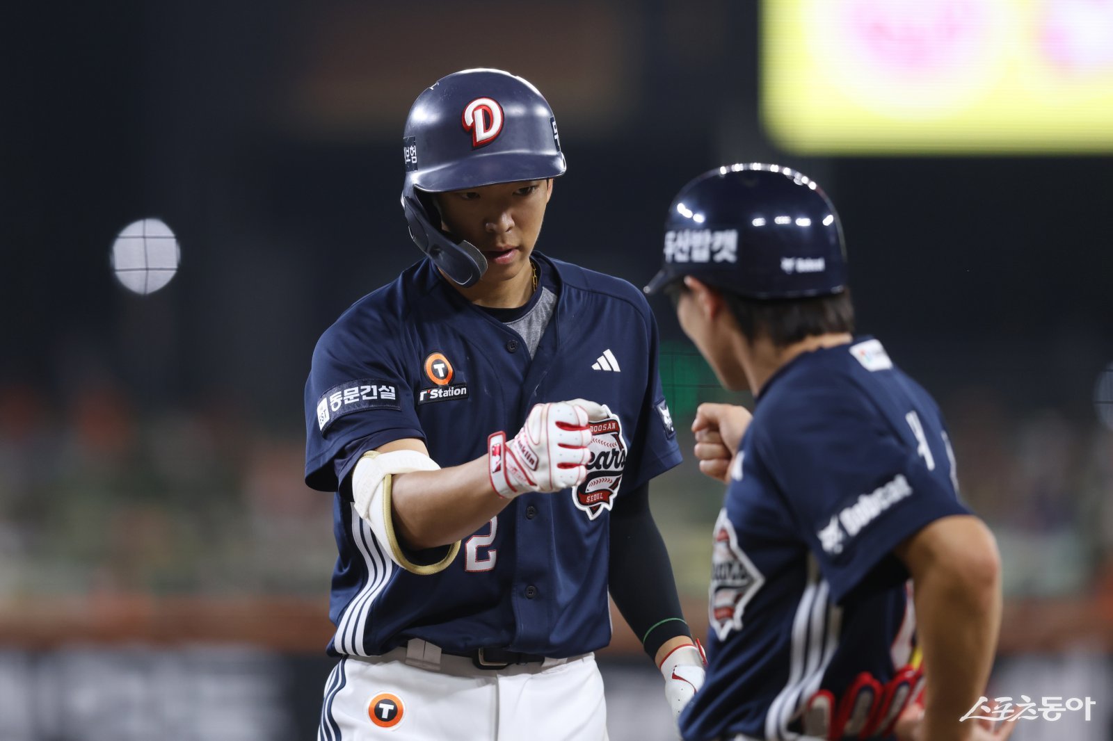 두산 김민석이 20일 대전 한화전에서 결승타 포함 4타수 2안타 3타점의 맹타를 휘두르며 팀의 13-7 승리를 이끌었다. 김민석이 2회초 2타점 2루타를 쳐낸 뒤 김재현 코치와 하이파이브를 하고 있다. 사진제공｜두산 베어스