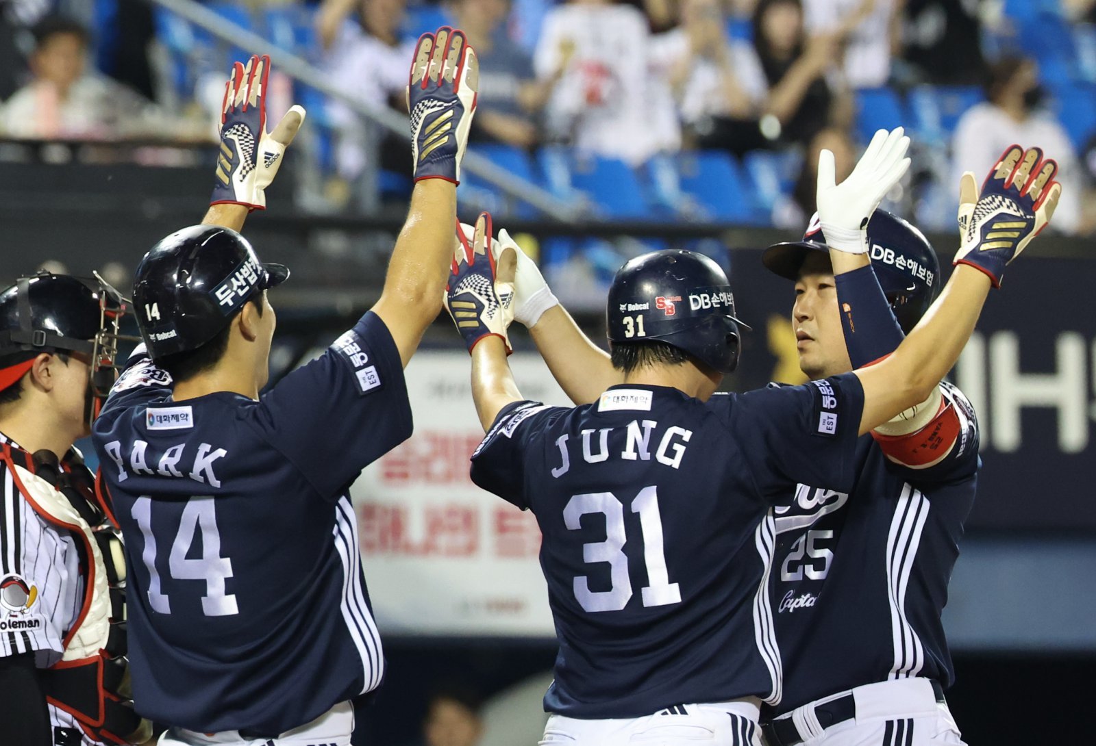 두산 양의지(맨 오른쪽)와 정수빈(오른쪽 두 번째). 뉴시스