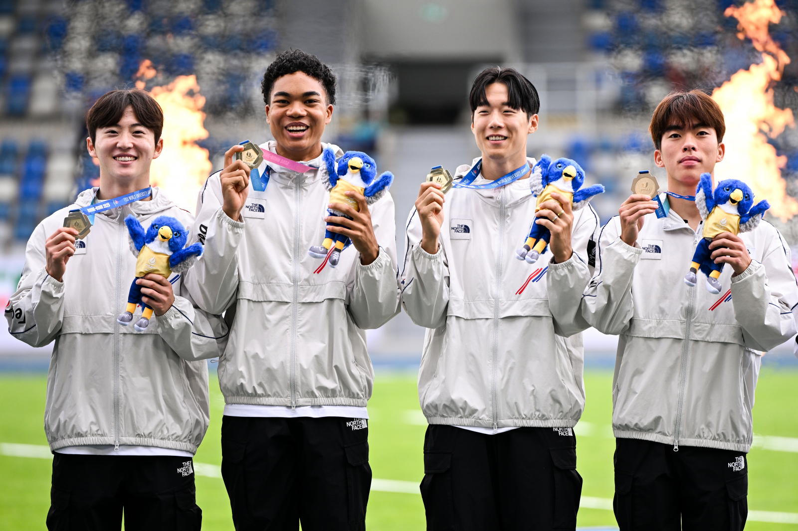 서민준, 조엘진, 이재성, 이준혁(왼쪽부터)이 지난달 27일(한국시간) 보훔 로르하이데스타디온에서 벌어진 2025하계유니버시아드 마지막 날 육상 남자 400m 계주 결선에서 38초50의 기록으로 금메달을 따낸 뒤 기뻐하고 있다. 올해부터 잠재력을 꽃피우기 시작한 조엘진까지 가세한 한국육상은 계주에서 희망을 그려본다. 사진제공│유니버시아드 조직위원회