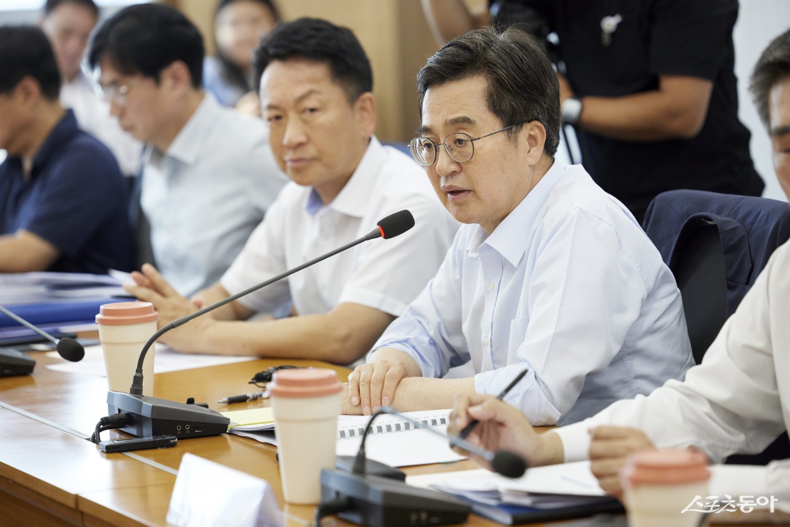 김 지사는 지난 20일 오후 평택항 마린센터에서 열린 자동차 기업 및 부품기업 관계자 간담회에서 “중소기업이 각종 지원책에 쉽게 다가갈 수 있도록 지원 문턱을 낮춰달라”는 업계 요청을 받고 “도 차원에서 선제적으로 기업의 애로사항을 청취하고 신속히 조치하겠다”고 밝혔다. 사진제공｜경기도