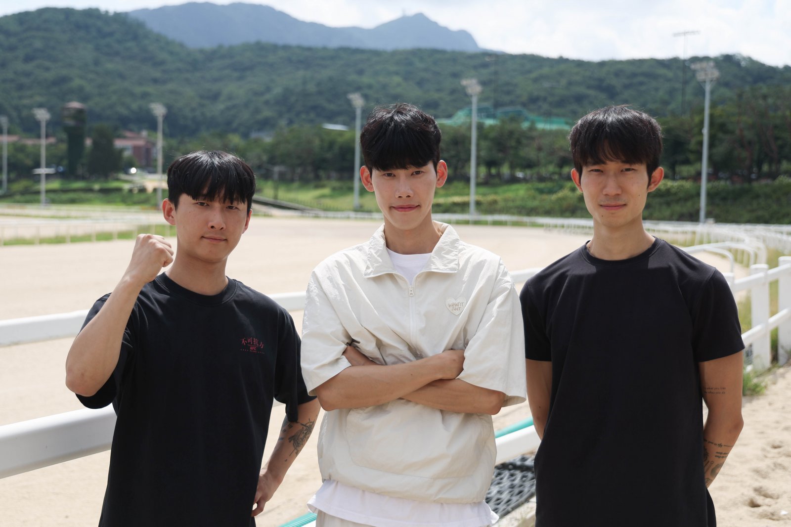 렛츠런파크 서울에서 한국 경마의 새로운 시대를 열어갈 토종 신인 3총사 우인철, 권중석, 조성환 기수(왼쪽부터)가 선전을 다짐하며 포즈를 취하고 있다. 사진제공 | 한국마사회