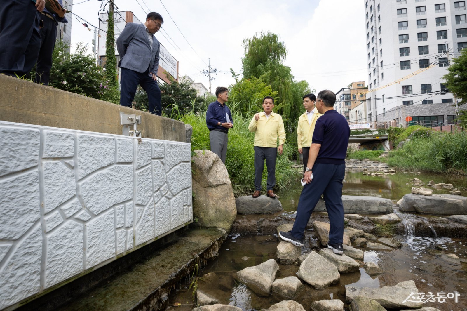 이재준 수원시장이 지난 20일 어류 집단 폐사가 발생한 현장을 확인하고 있다. 사진제공｜수원시