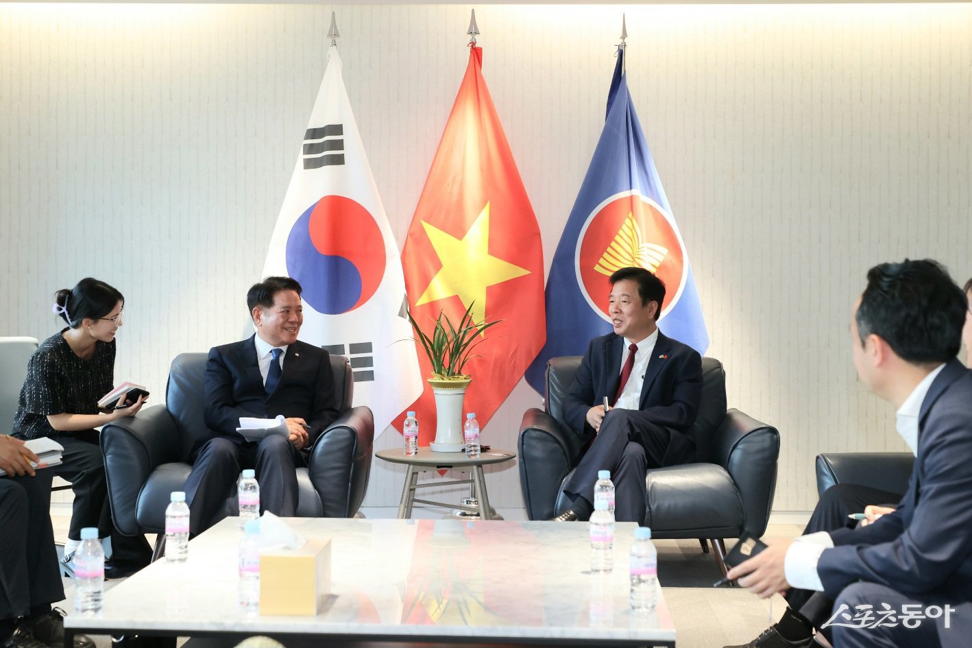 최대호 안양시장(왼쪽 두번째)과 부호 주한베트남대사(오른쪽 두번째)가 지난 19일 오후 5시경 주한베트남대사관에서 만나 이야기를 나누고 있다. 사진제공｜안양시