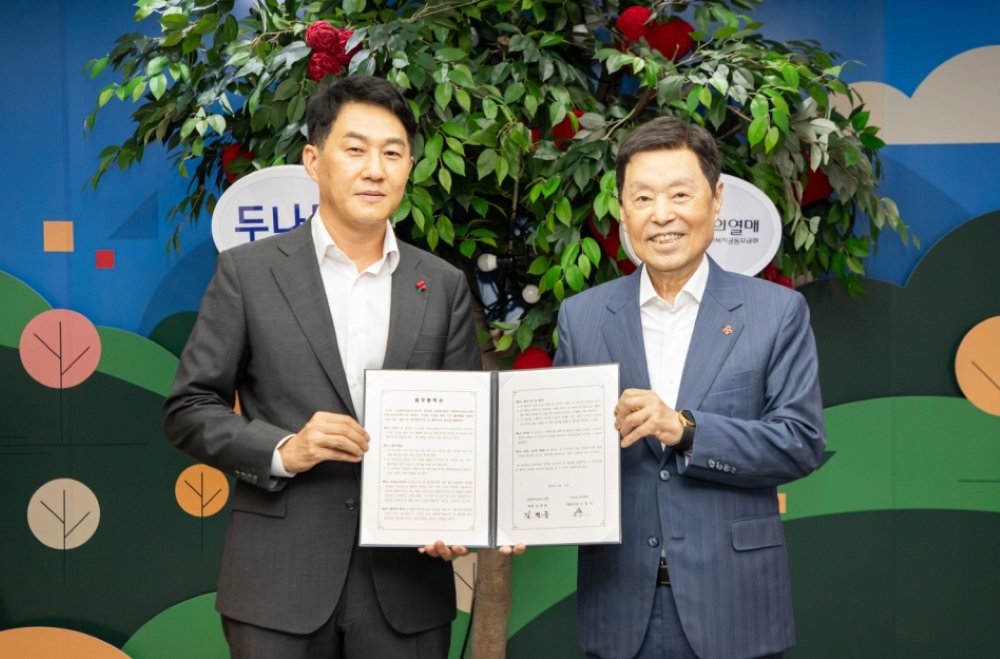 오경석 두나무 대표(왼쪽)와 김병준 사랑의열매 회장. 사진제공|두나무