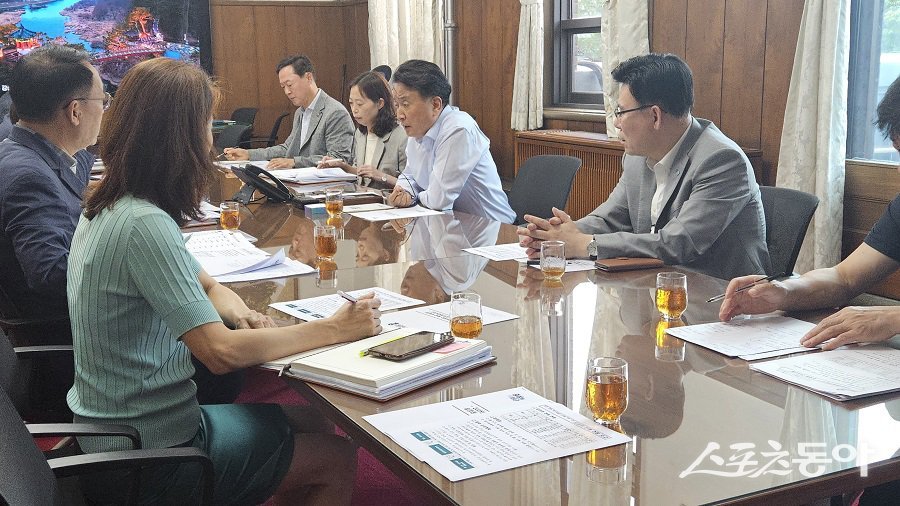 김영환 충북지사는 지난 20일 도청 여는마당에서 양대 엑스포 준비상황 점검회의를 열고, 엑스포 준비 현황과 시군, 관계기업, 향우회 등 분야별 관람객 모집 상황을 면밀히 살폈다. 사진제공｜충북도