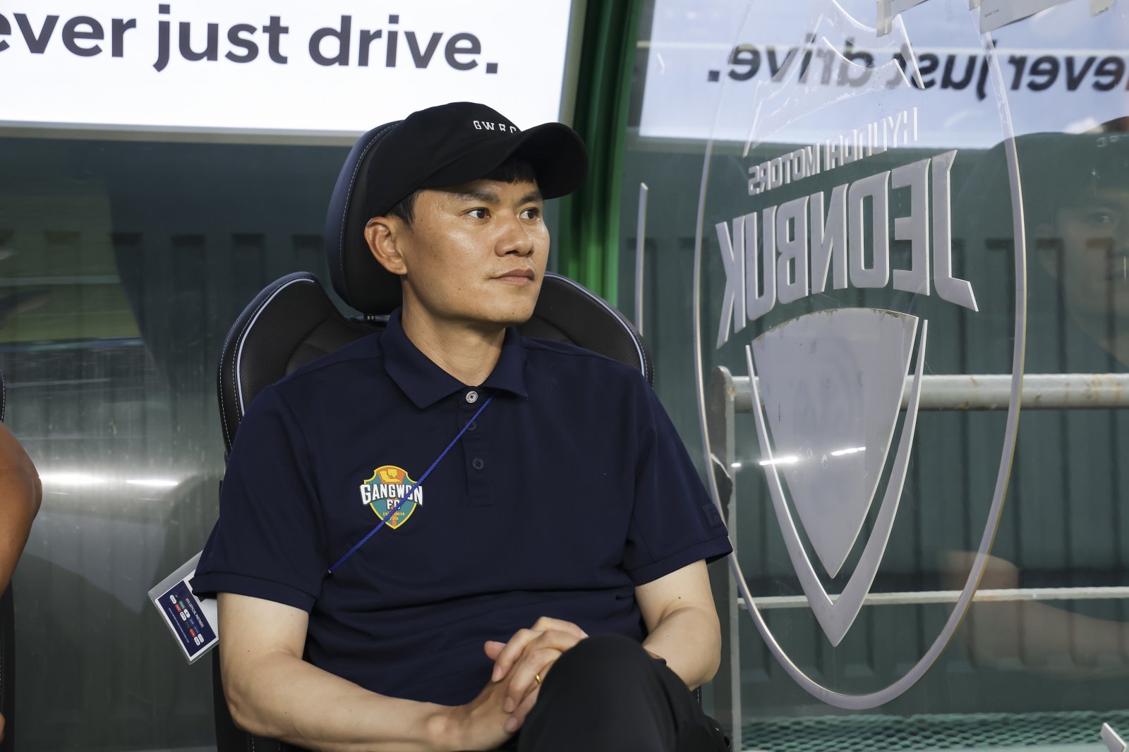 강원은 20일 전주월드컵경기장에서 열린 전북과 코리아컵 준결승 1차전 원정경기에서 1-1 무승부를 거뒀다. 변형 스리백과 실리적 경기운영을 준비해 온 정경호 감독(사진)의 임기응변이 빛났다. 사진제공│대한축구협회