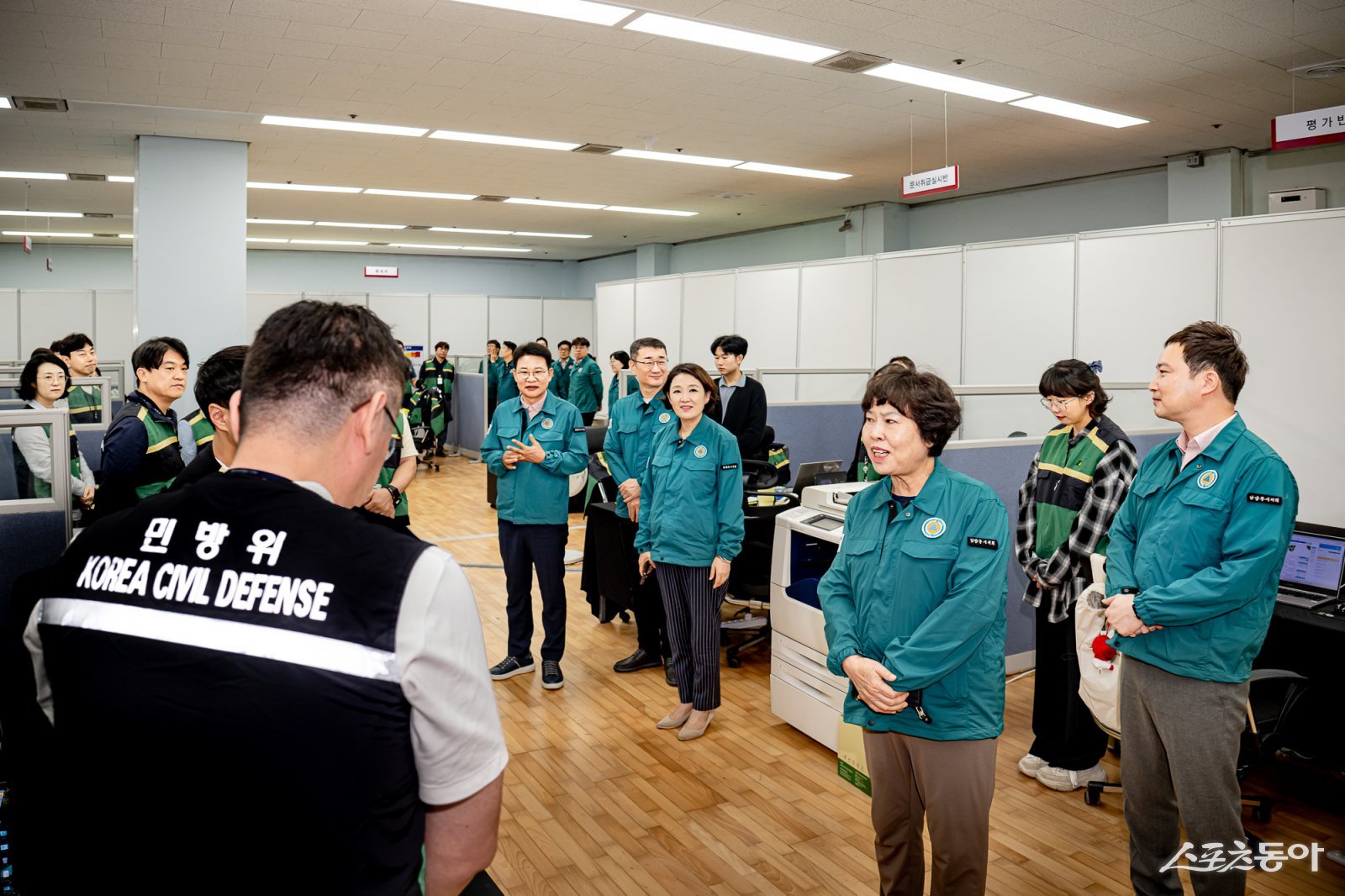 이정애 부의장(오른쪽 세번째)과 의원들이 20일 남양주시 충무종합상황실을 방문해 을지연습 노고를 인사하고 있다. 사진제공ㅣ남양주시의회