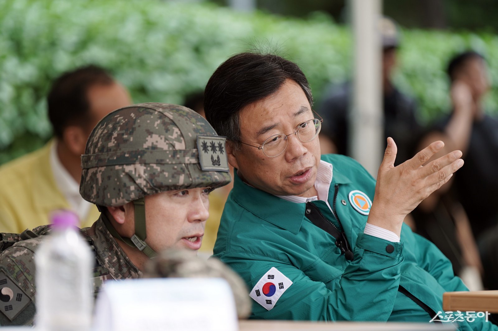 신상진 시장(오른쪽)이 19일 금융결제원 분당센터에서 실시된 ‘국가중요시설 테러 대비 민·관·군·경·소방 통합대응훈련’에 참관하고 있다. 사진제공ㅣ성남시 