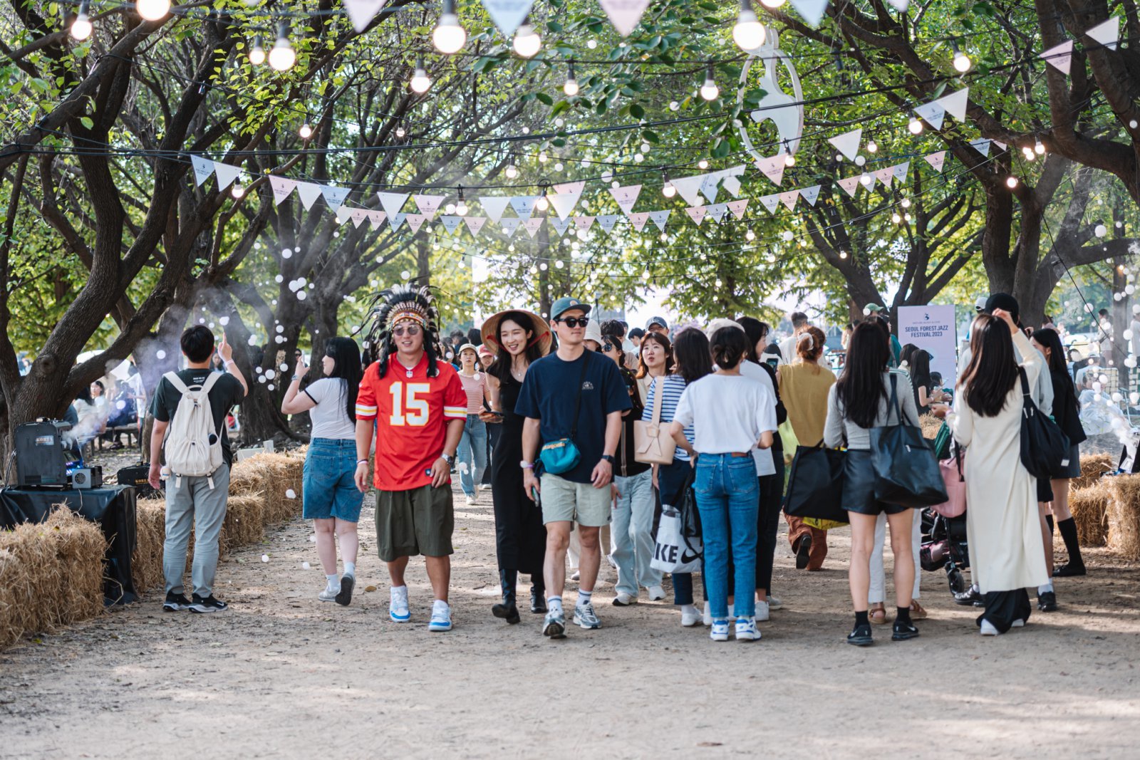 관객들이 축제 현장을 거닐고 있다. 사진제공ㅣ페이지터너