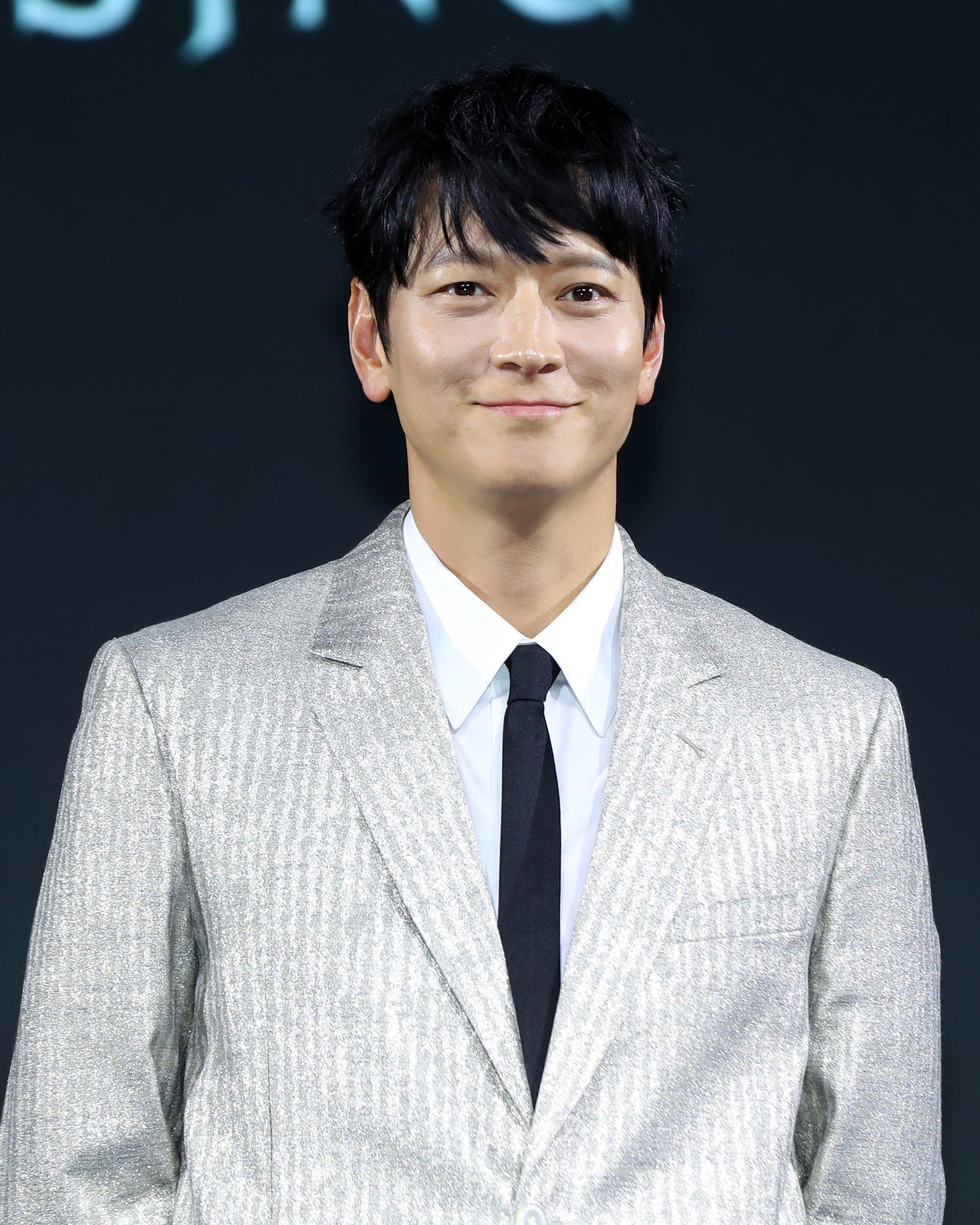 [서울=뉴시스] 김혜진 기자 = 배우 강동원이 10일 오전 서울 종로구 JW메리어트 동대문에서 열린 넷플릭스 영화 ‘전,란’ 제작보고회에서 포즈를 취하고 있다.  ‘전,란’은 왜란이 일어난 혼란의 시대, 함께 자란 조선 최고 무신 집안의 아들 종려(박정민)와 그의 몸종 천영(강동원)이 선조(차승원)의 최측근 무관과 의병으로 적이 되어 다시 만나는 이야기를 그린다. 오는 11일 넷플릭스에서 공개. 2024.10.10. jini@newsis.com