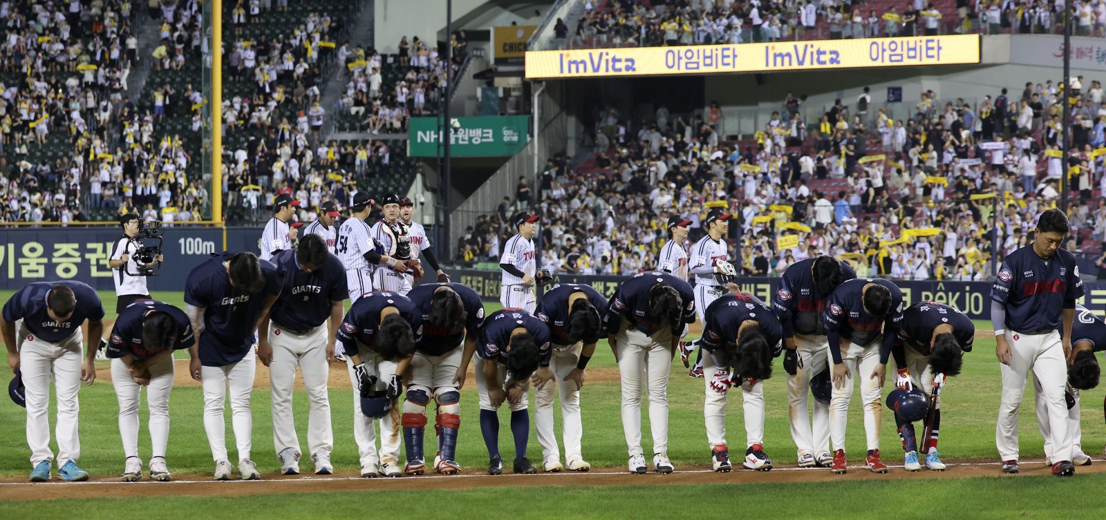 롯데는 20일 잠실 LG와 원정경기에서 패하며 10연패에 빠졌다. 2003년 7월 이후 22년 만에 불명예 기록을 썼다. 잠실｜뉴시스