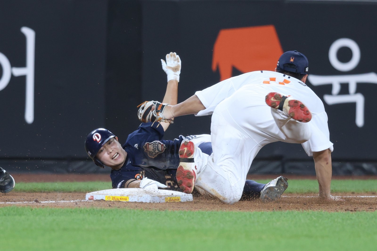 두산 정수빈(왼쪽)은 전준호 KBSN스포츠 해설위원의 KBO리그 통산 최다 3루타(100개)를 넘어설 가장 유력한 후보다. 스스로도 3루타에 대한 애착이 강해 “기록을 꼭 개고 싶다. 만약에 내가 기록을 깨트린다면 누구도 넘어서지 못했으면 좋겠다”고 의욕을 보였다. 19일 대전 한화전에서 3루타를 치고 3루에서 세이프되는 정수빈. 사진제공|두산 베어스