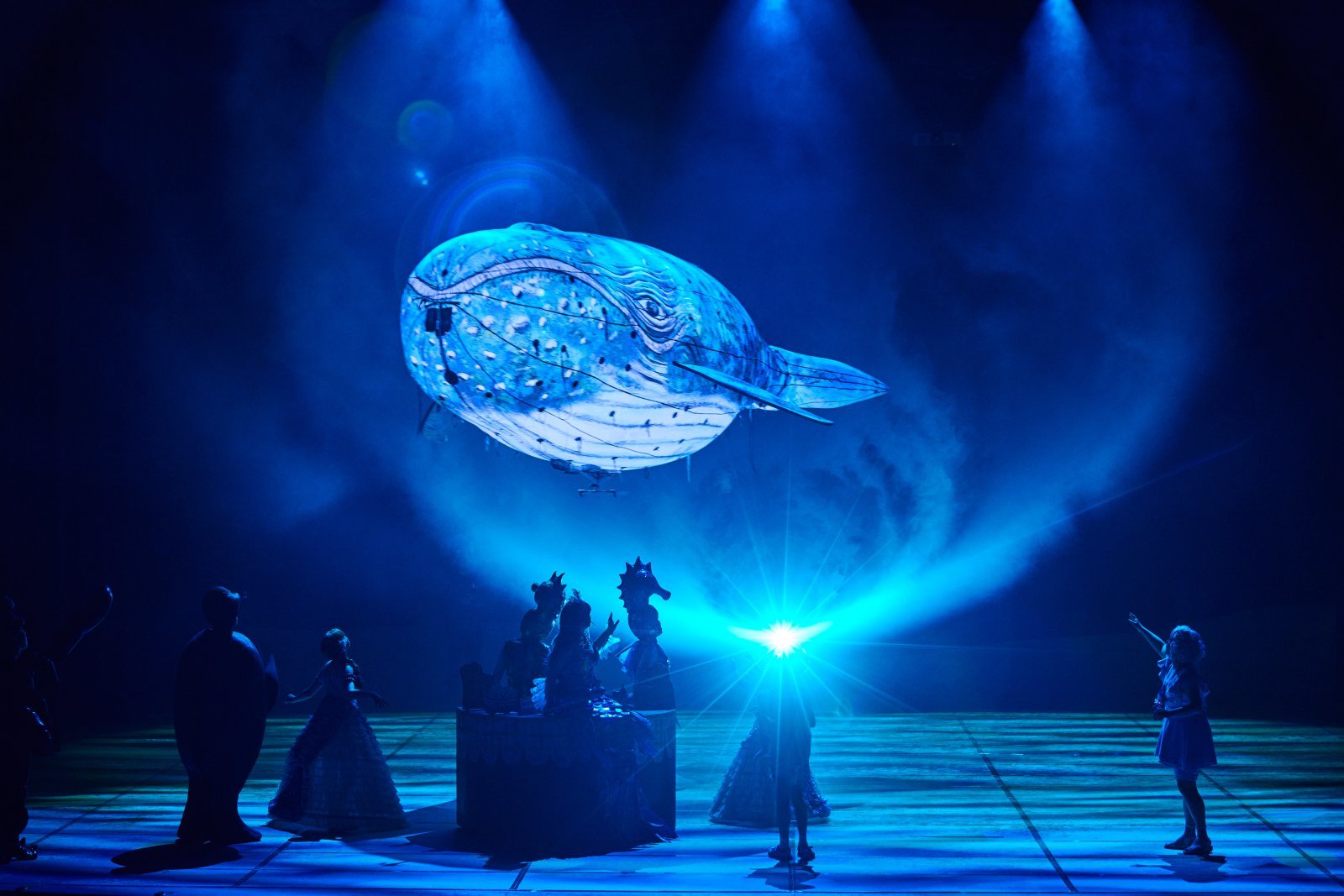 뮤지컬 ‘할머니의 여름휴가’ 무대에 등장한 6m 대형 고래. 신비로운 연출로 극의 클라이맥스를 장식한다. 사진제공ㅣ에이엠컬처