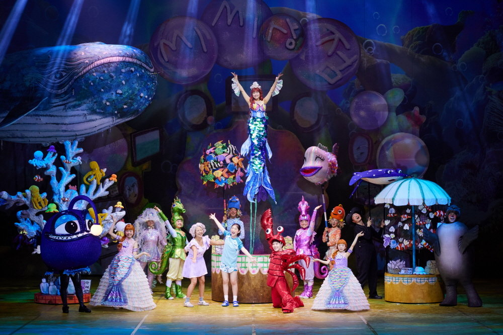 뮤지컬 ‘할머니의 여름휴가’ 속 바다 기념품점 ‘씨씨상점’ 장면. 인어 씨씨와 바닷속 친구들이 화려한 퍼포먼스를 펼치고 있다. 사진제공ㅣ에이엠컬처