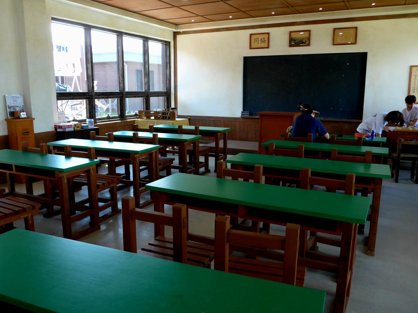 근대의 초등학교 교실은 1970~80년대의 교실과 별 차이가 없어 보인다. 초록색 칠판과 책상이 독특하다.