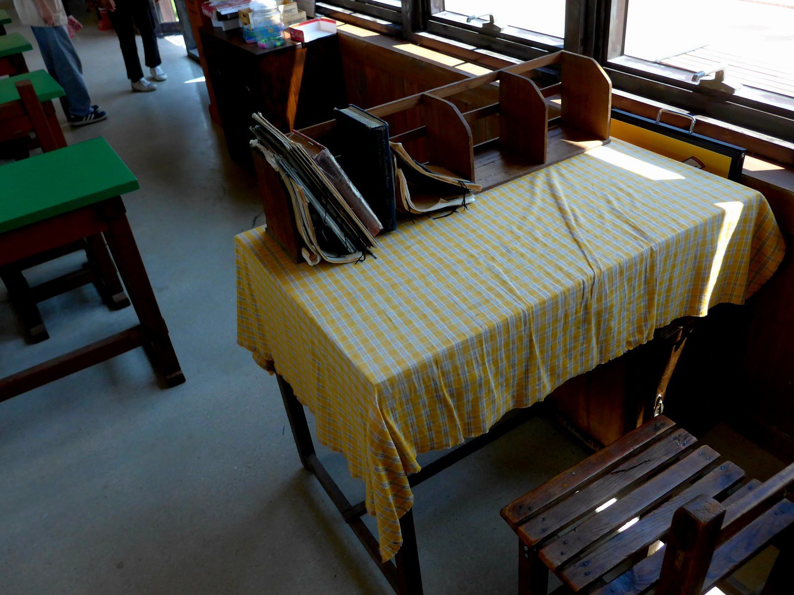 초등학교 시절,  담임 선생님의 책상은 대법관 자리보다 높은 권위의 상징으로 느껴졌다.