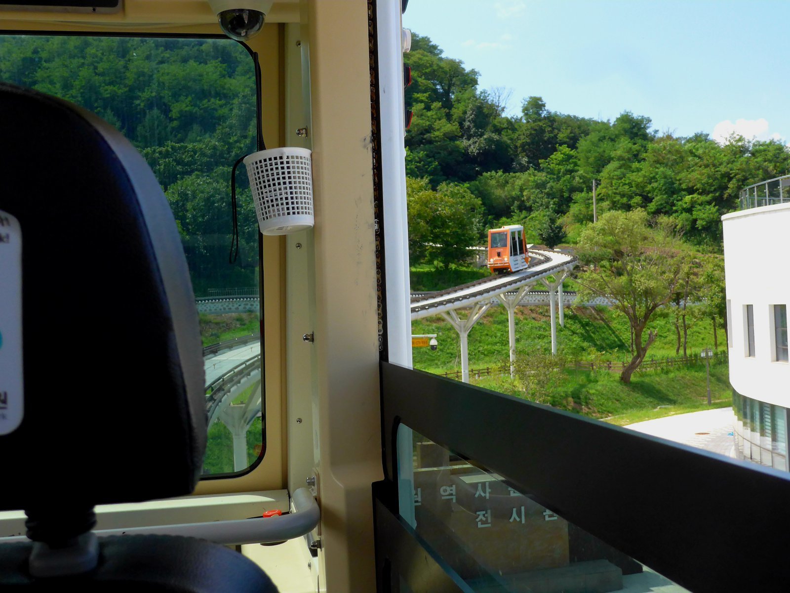 소이산 모노레일은 곳곳에 가파른 경사가 있어 롤러코스터 같은 재미를 준다.
