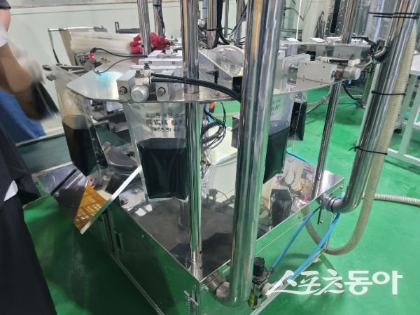 경주시가 국내 최초로 다용도 축사 냄새 저감제를 생산해 지역 농장에 공급하고 있는 모습. 사진제공ㅣ경주시