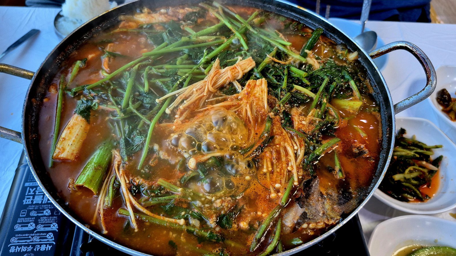 직탕가든의 잡어 민물매운탕. 잡어 특유의 쿰쿰함과 흙내가 어우러져 깊은 맛을 우려낸다.  양형모 기자